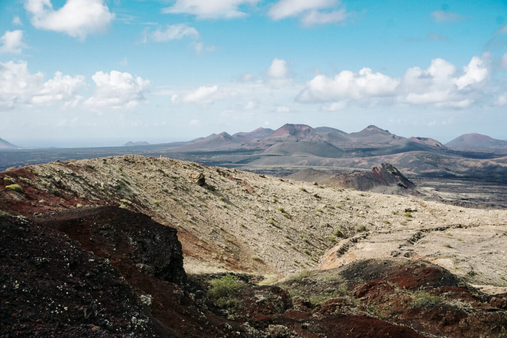 Uitzicht op Timanfaya Nationaal Park op Lanzarote, waar je mooie wandelingen kunt maken bij Volcan el cuervo. 