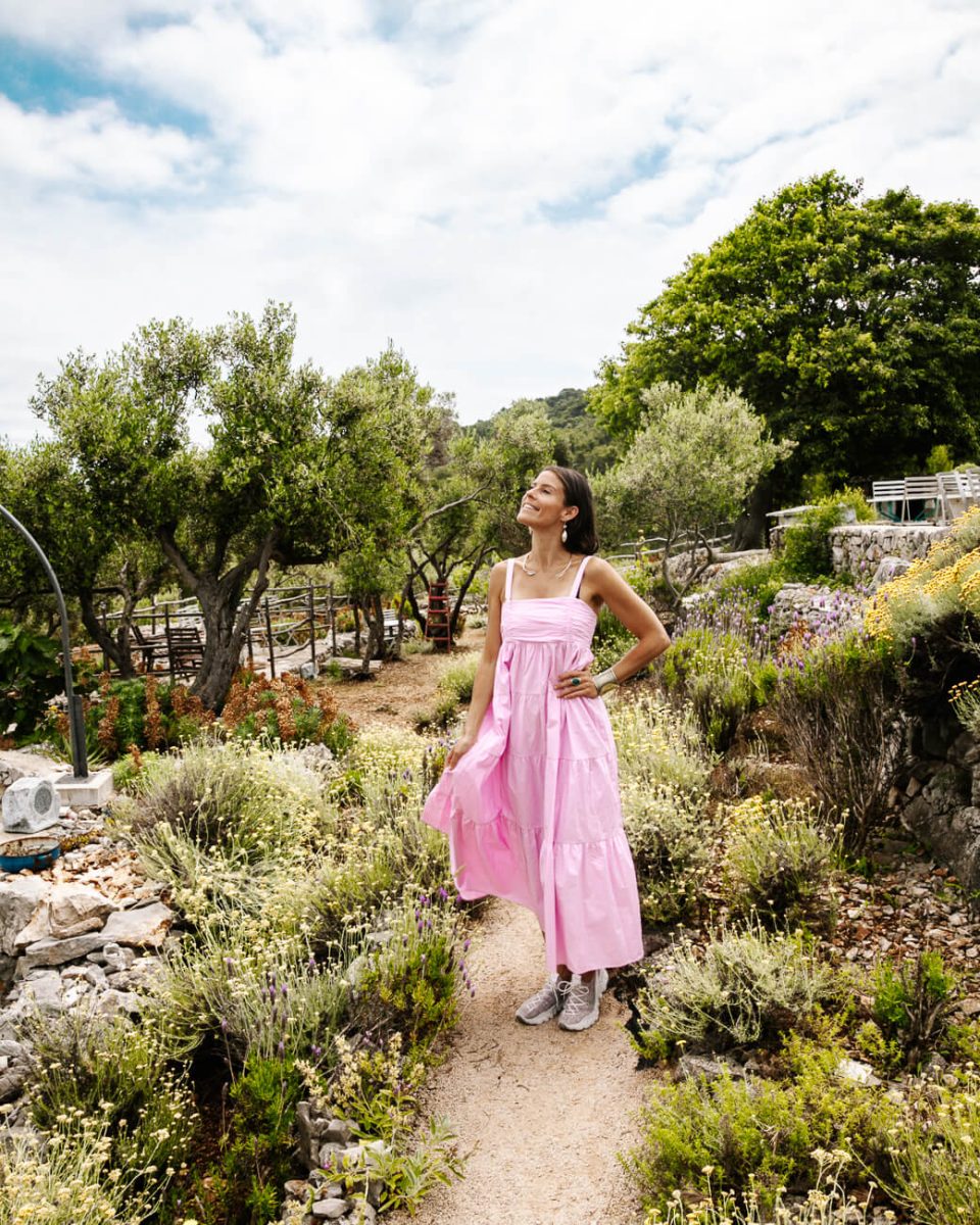 Deborah op aromatische eilandtuin van Losinj Kroatie