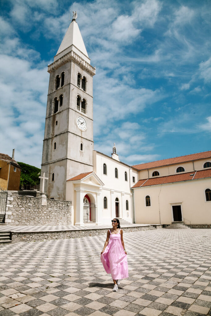 Deborah voor kerk in Mali Losinj, eiland in Kroatie