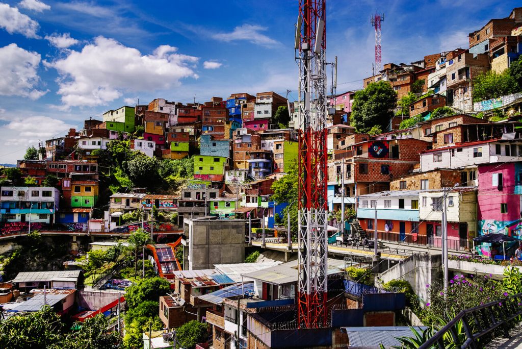 Comuna 13 is een van de belangrijke bezienswaardigheden in Medellin Colombia, vanwege de fantastische street art die je er aantreft. 