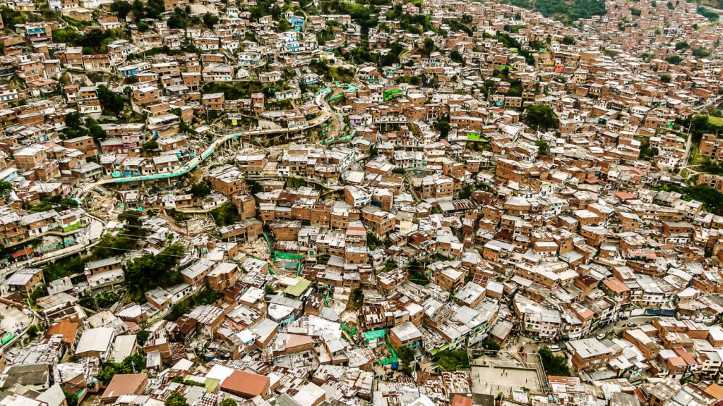 Waar de focus in Comuna 13 veel op street art ligt, gaat het tijdens een bezoek aan Comuna 8 meer om de geschiedenis en verhalen van de lokale mensen die er wonen.