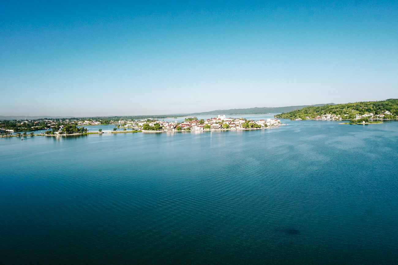 uitzicht op Lago Peten Itza tijdens de El Mirador Guatemala helicopter tour