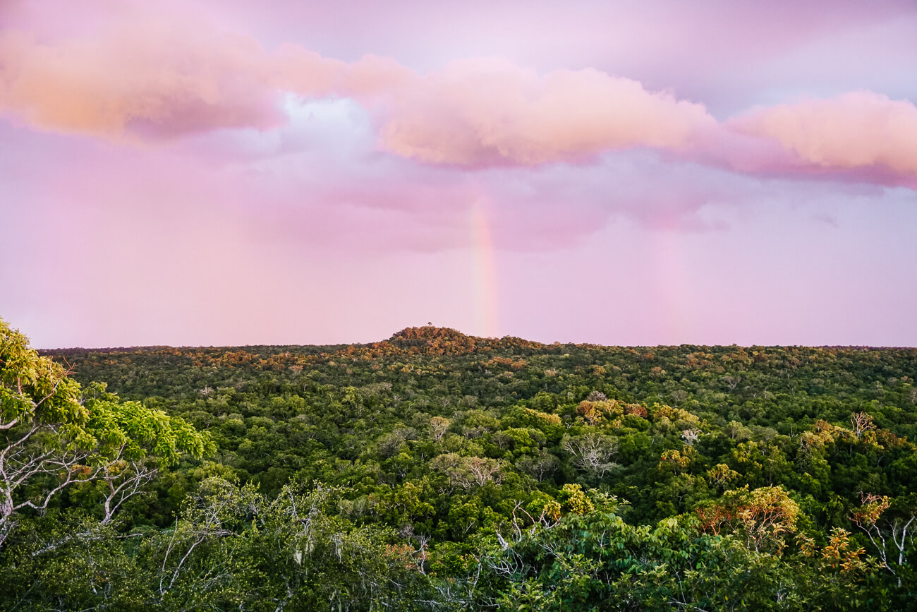 uitzicht vanaf tempel El Tigre - regenboog boven La Danta tempel