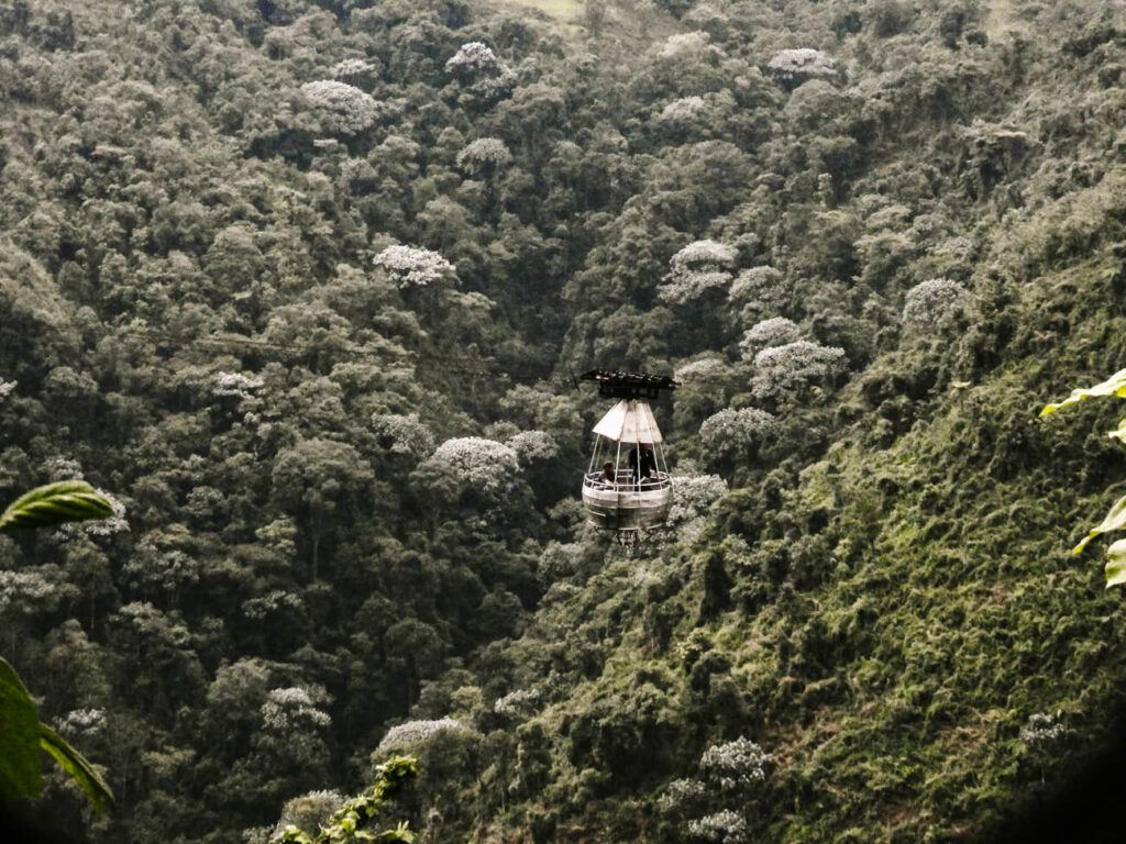 kabelbaan naar el nido del condor ecolodge in Colombia