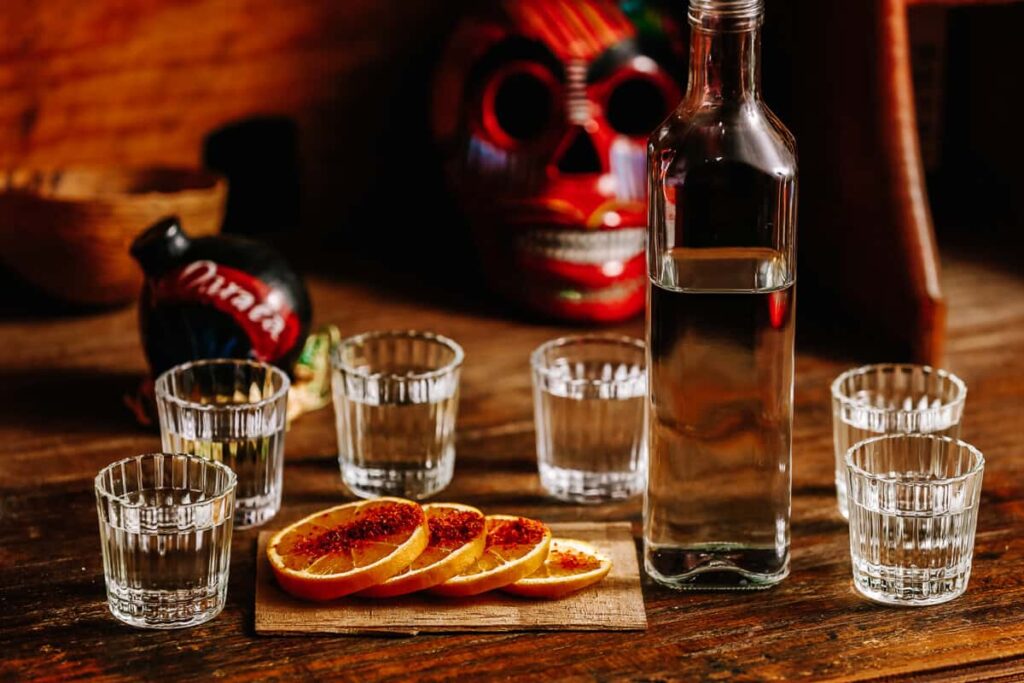 Als je van alcohol en sterke drank houdt, ga dan naar een van de mezcaleria’s, zoals La Casa del Mezcal. Mezcaleria's zijn bars waar talloze soorten van de lokale specialiteit Mezcal wordt geserveerd. Mezcal is een soort tequila alleen gemaakt van een andere soort agave plant.