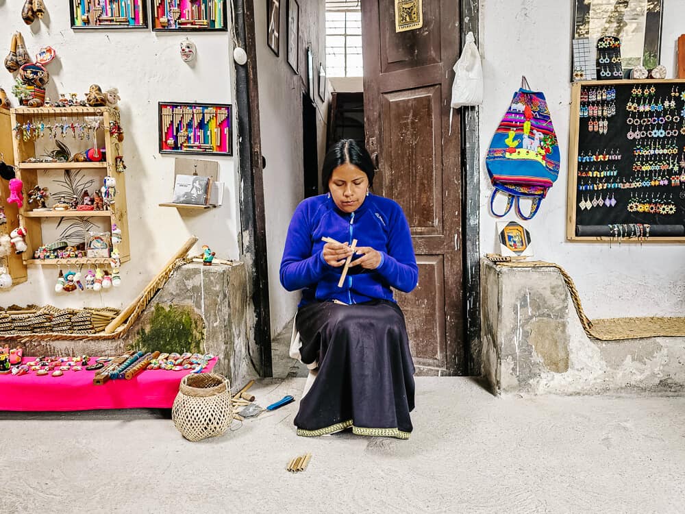 One of the most famous things to do in Ecuador is undoubtedly the colorful town of Otavalo, because of its weekly market and traditional weaving techniques.