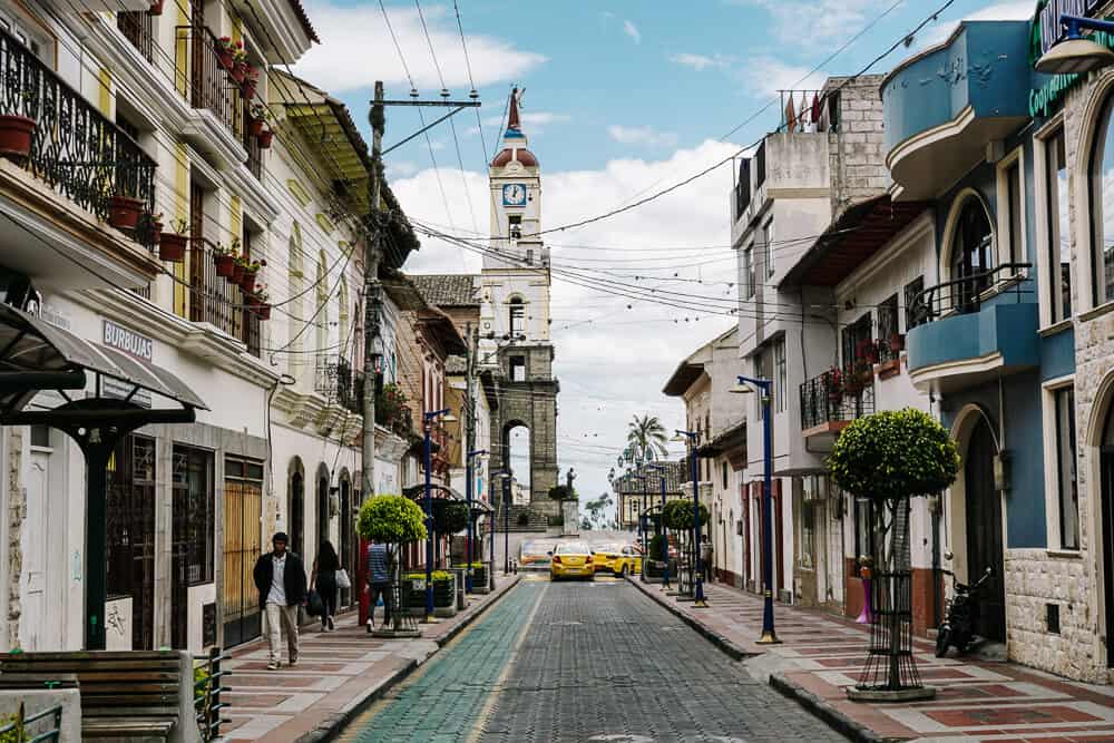 Cotacachi in Ecuador is een klein stadje gelegen aan de voet van de gelijknamige vulkaan wat bekend staat om haar leerbewerking.