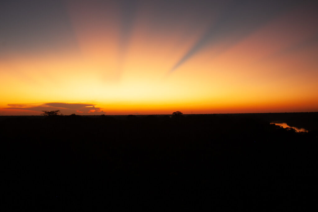 Zonsondergang over jungle van Peru.