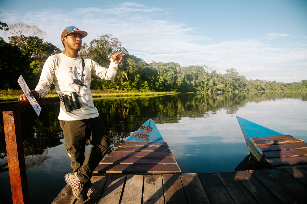 Gids geeft uitleg over Oxbow lake -  De gidsen van Rainforest Expeditions laten je werkelijk alle hoeken van de Amazone jungle in Tambopata Peru zien, en nog meer dan dat.