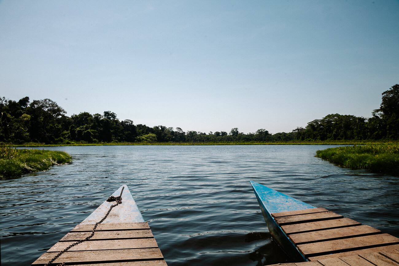 Oxbow lake bezoek je met een catamaran, twee houten boten met een vlonder, stoeltjes en banken. Om de natuur niet te verstoren en vervuilen, is er geen motor en zet de schipper handmatig alle krachten in om je te vervoeren.