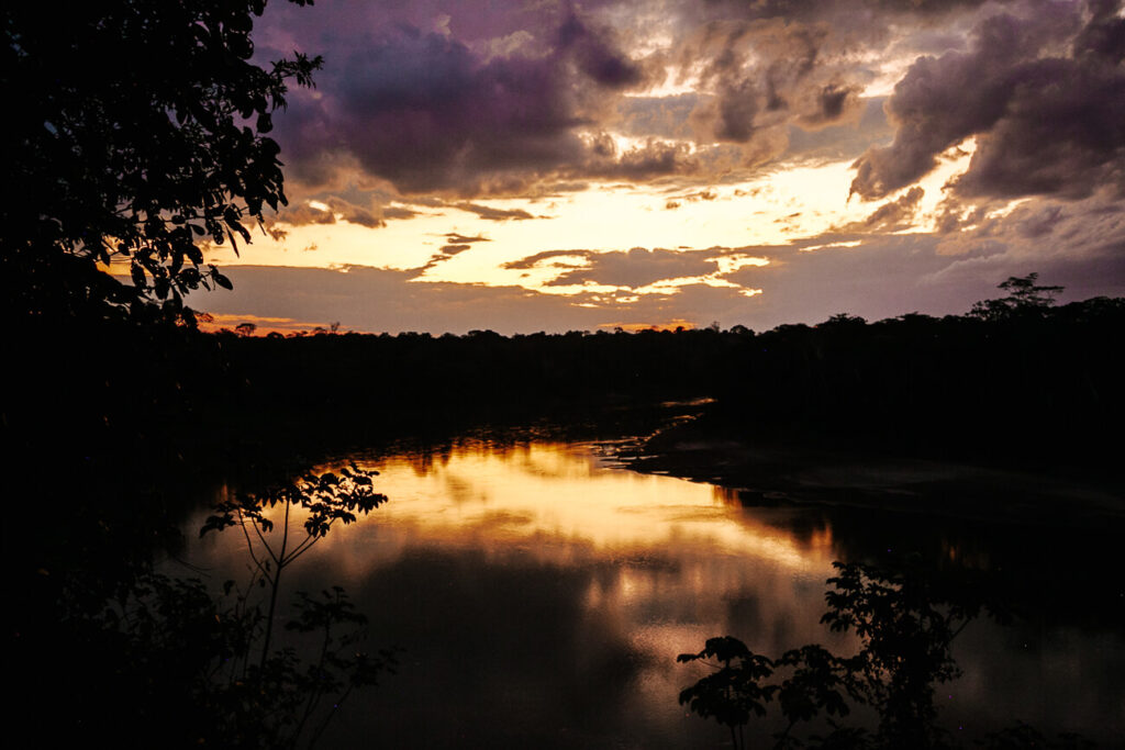 zonsondergang vanaf mirador bij Refugio Amazonas - jungle lodge Tambopata Peru van Rainforest Expeditions