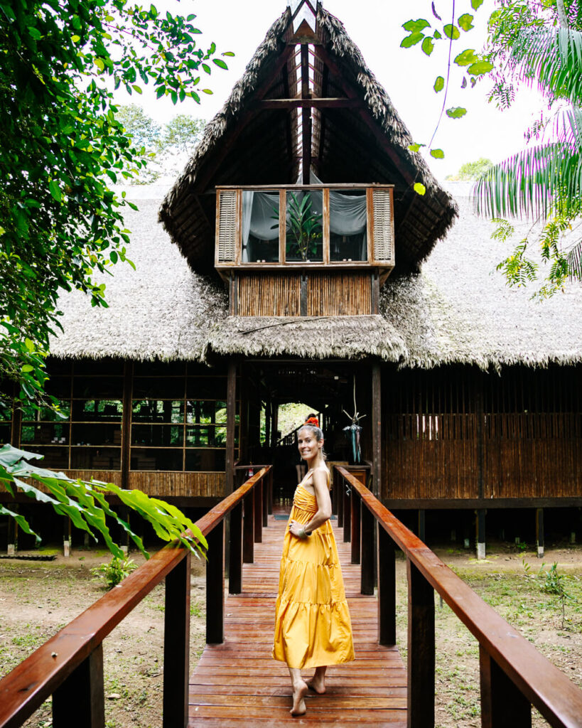 Deborah op loopbrug bij Refugio Amazonas - jungle lodge Tambopata Peru van Rainforest Expeditions