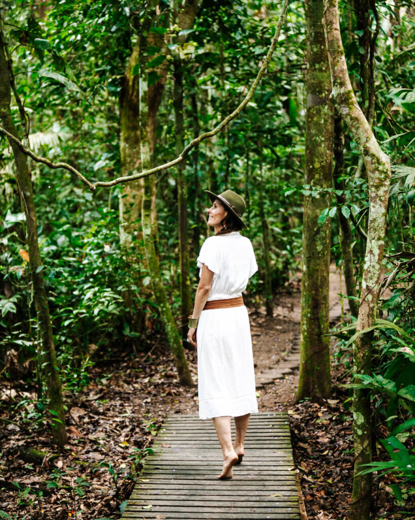 Deborah in groene jungle omgeving rondom Refugio Amazonas - jungle lodge Tambopata Peru van Rainforest Expeditions