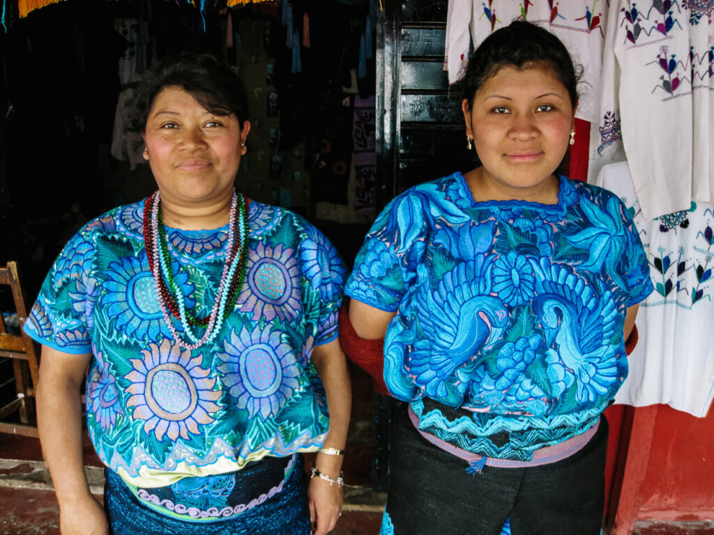 Inheemse vrouwen in klederdracht in Zinacantán.