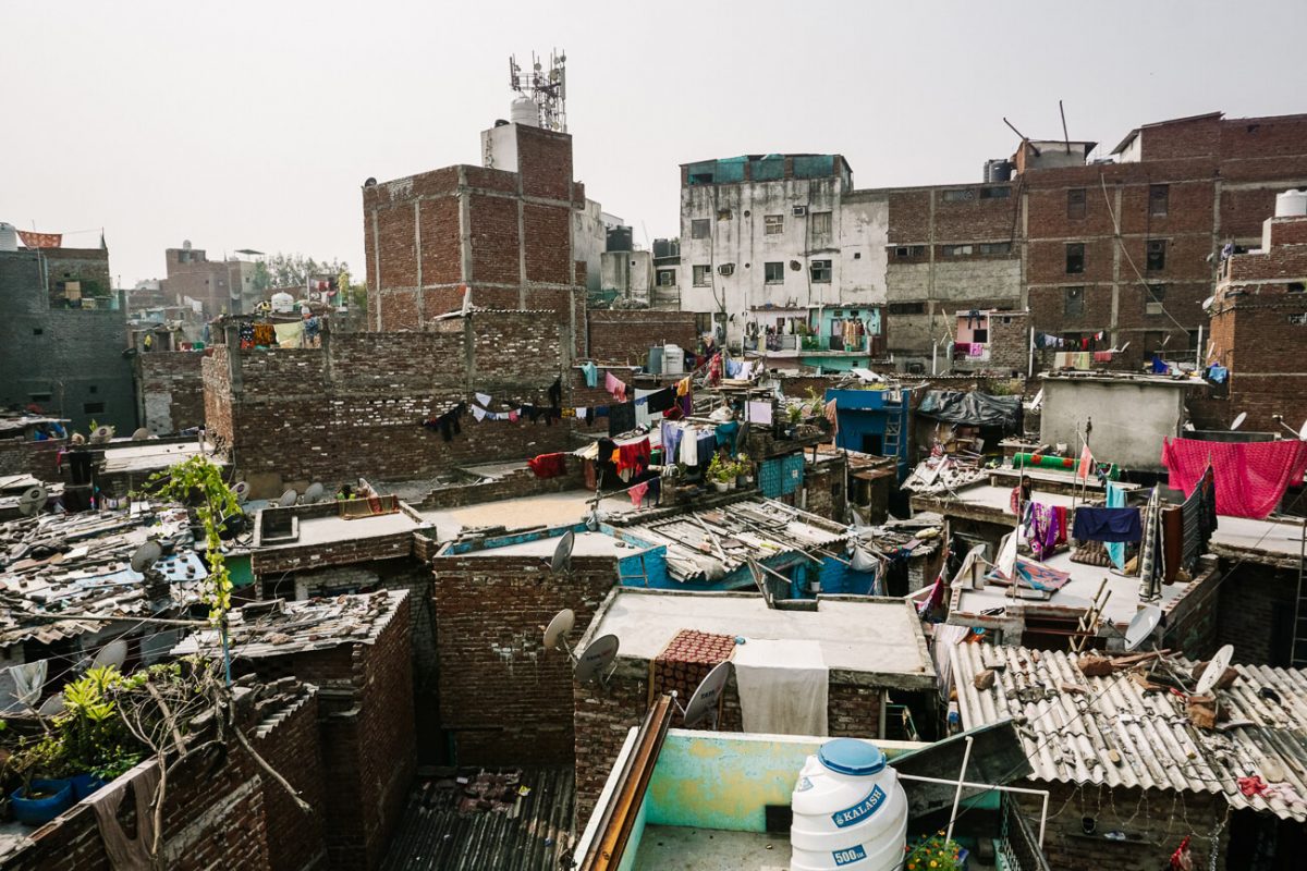 Een hele belevenis is het om op pad te gaan in een van India’s slums: Sanjay Colony.