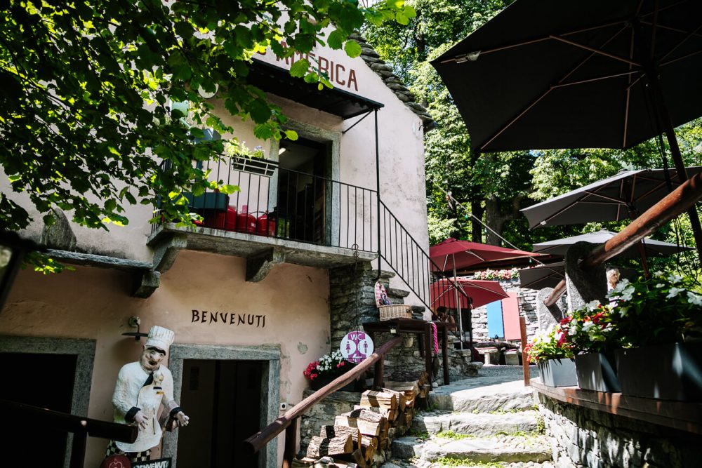 Grottos in Ticino. Grottos zijn natuurlijke grotten die vroeger gebruikt werden als opslagruimte voor voedsel en drank, omdat het daar goed koel bleef. Tegenwoordig zijn dit lokale restaurants.