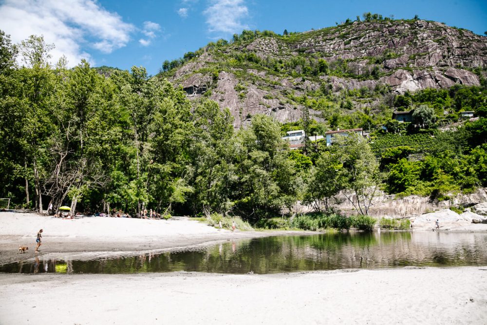 De Maggia valley wordt gedomineerd door de Maggia rivier en overal heb je zicht op groene valleien, ravijnen, kristalhelder water en de Alpen. 