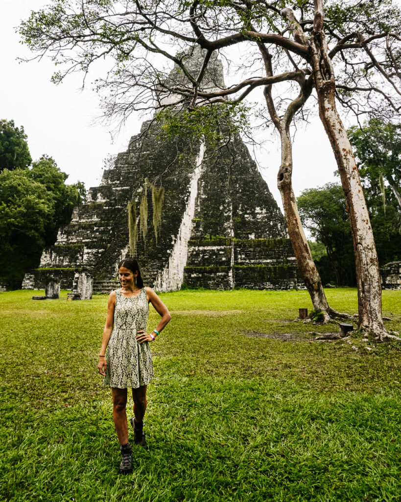 vrouw voor piramide van Tikal National Park