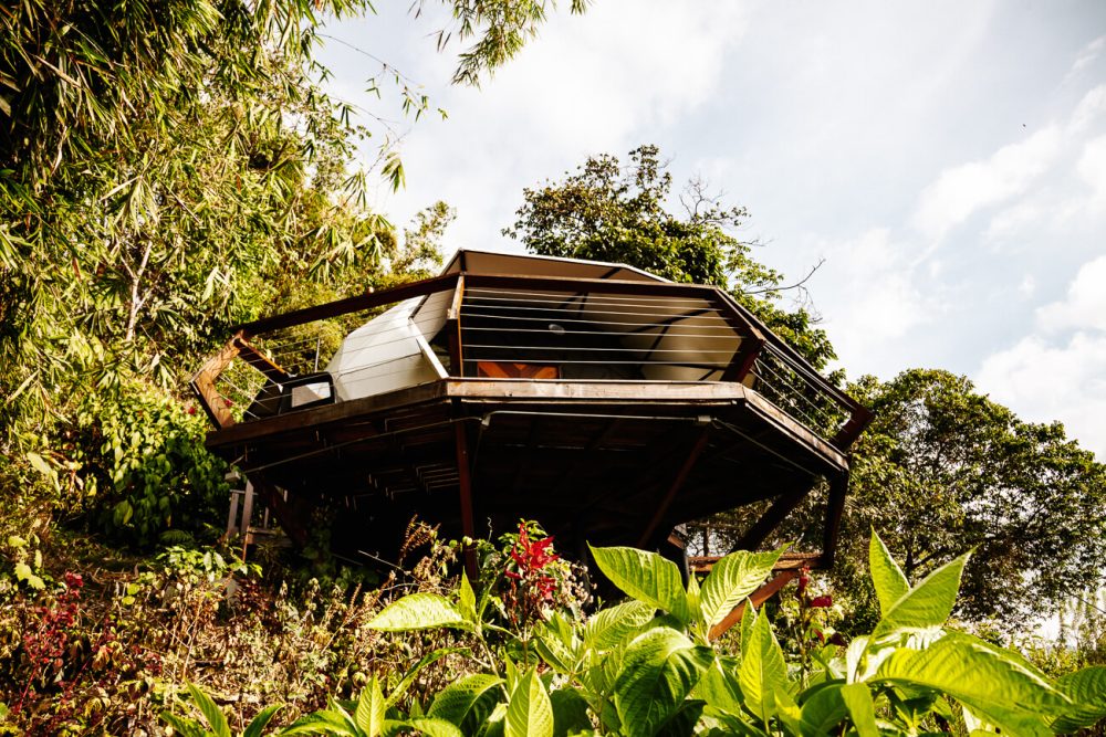 witte dome accommodatie ogeven door groen bij Trekker Glamping Minca in Colombia