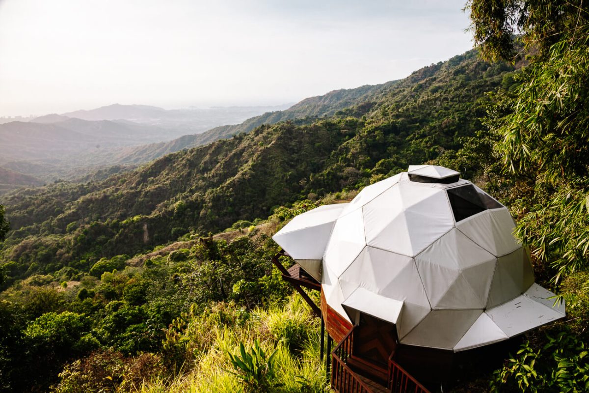 witte domes met uitzicht op groene jungle bij Trekker Glamping Minca