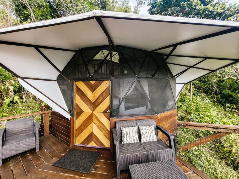 witte dome accommodatie bij Trekker Glamping Minca in Colombia