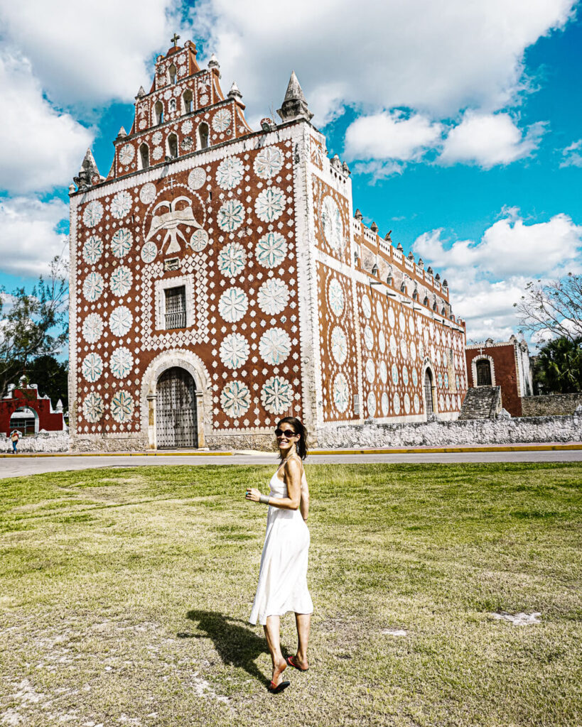 Deborah voor autenthiek kerkje in Uayma Mexico