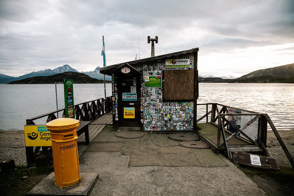 In Ushuaia Argentina vind je een bijzondere plek “het einde van de wereld postkantoor”, waar je een kaartje naar het thuisfront kunt sturen en eventueel een stempel in je paspoort kunt laten zetten.