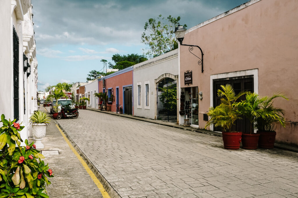 Calle de los frailes in Valladolid in Mexico, een van de mooiste straten