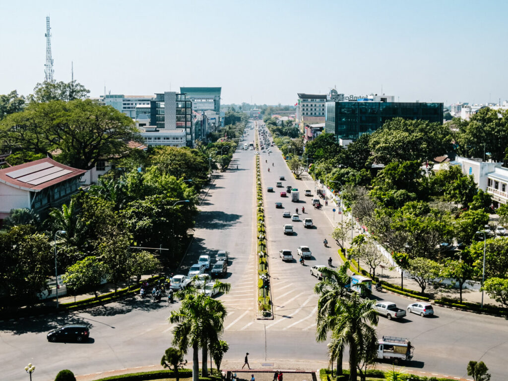 Uitzicht vanaf de Patuxai, een van de bekendste Vientiane bezienswaardigheden.