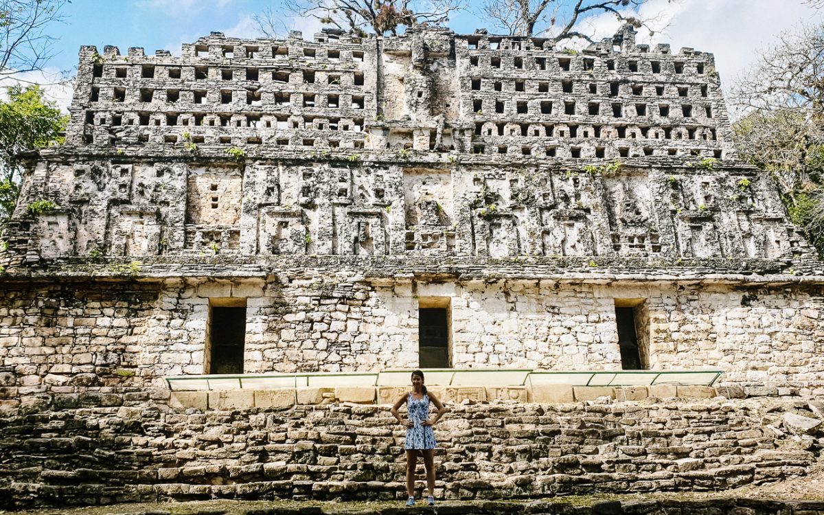 Deborah voor het Palacio del Rey. Ontdek de Yaxchilan Maya ruïnes tijdens een tour door Mexico.